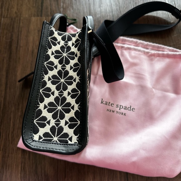 kate spade new york

Mini Manhattan Spade Flower Jacquard Tote - Picture 4 of 7